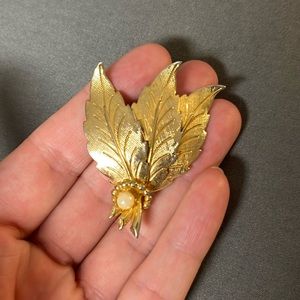Unbranded, three leaf, gold toned, faux pearl brooch/pin